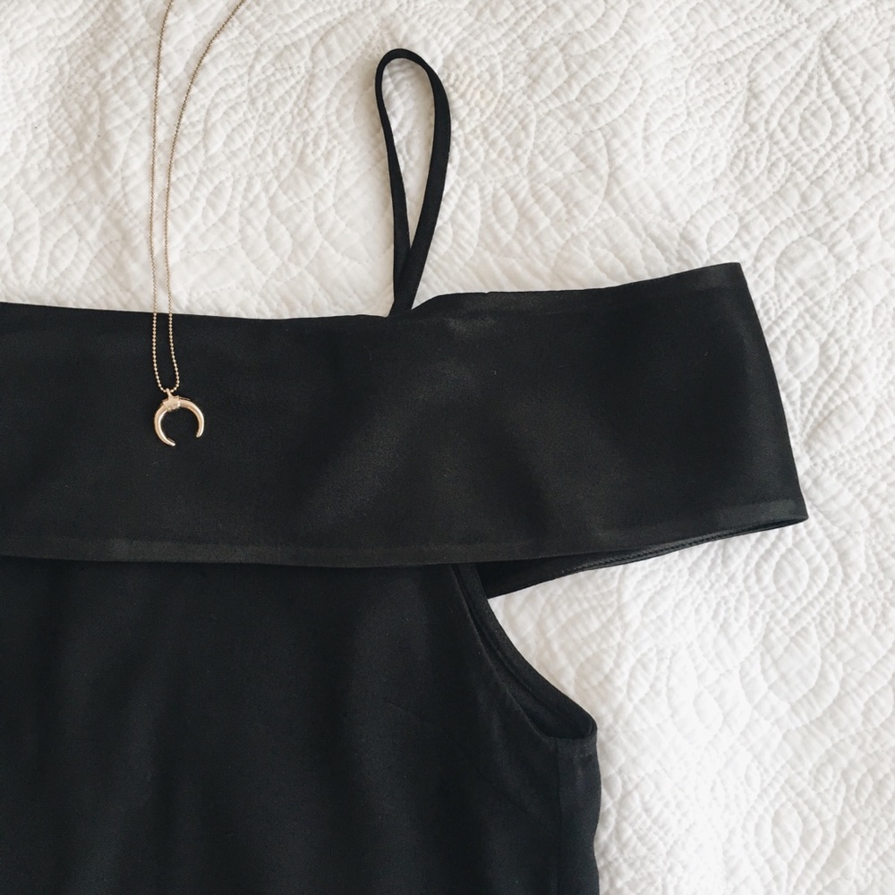 ❌❌ SOLD!! ❌❌ H&M Black Cold Shoulder Top